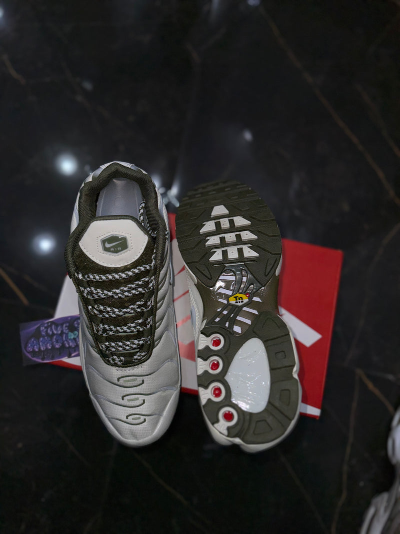 NK AIR MAX PLUS TN ''BONE OLIVE'' - PRONTA ENTREGA