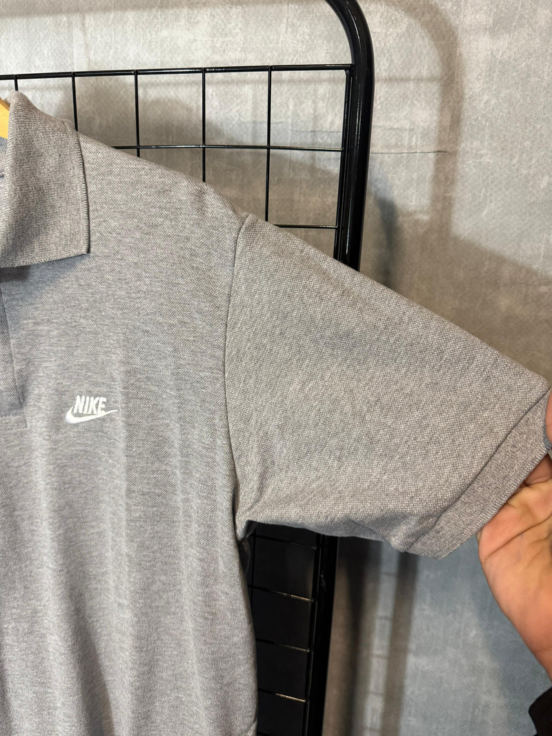Polo Nike Club Cinza